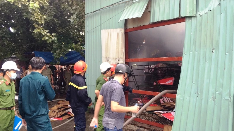 Xưởng vàng mã, sáp nến phát hỏa, 10 nhà dân bị ảnh hưởng ảnh 2 Lực lượng cảnh sát PCCC huy động nhiều xe cứu hỏa cùng hàng trăm cán bộ chiến sĩ đến hiện trường.
